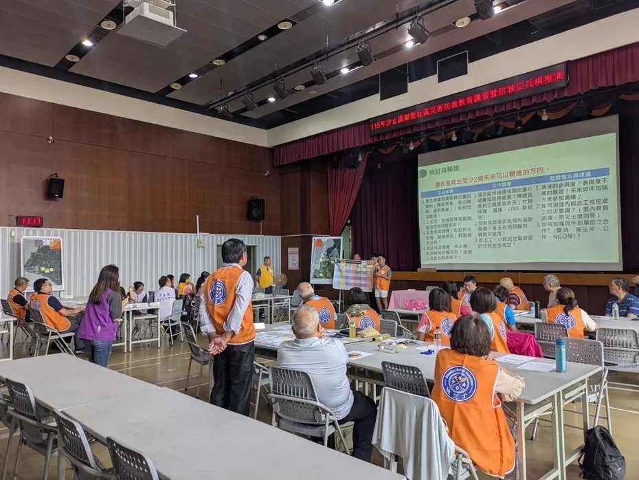 進階的韌性社區兵棋推演，包括忠山里、長青里、保長里以及東勢里的防災士及里內防災企業成員進行分組討論、進行簡報。.jpg