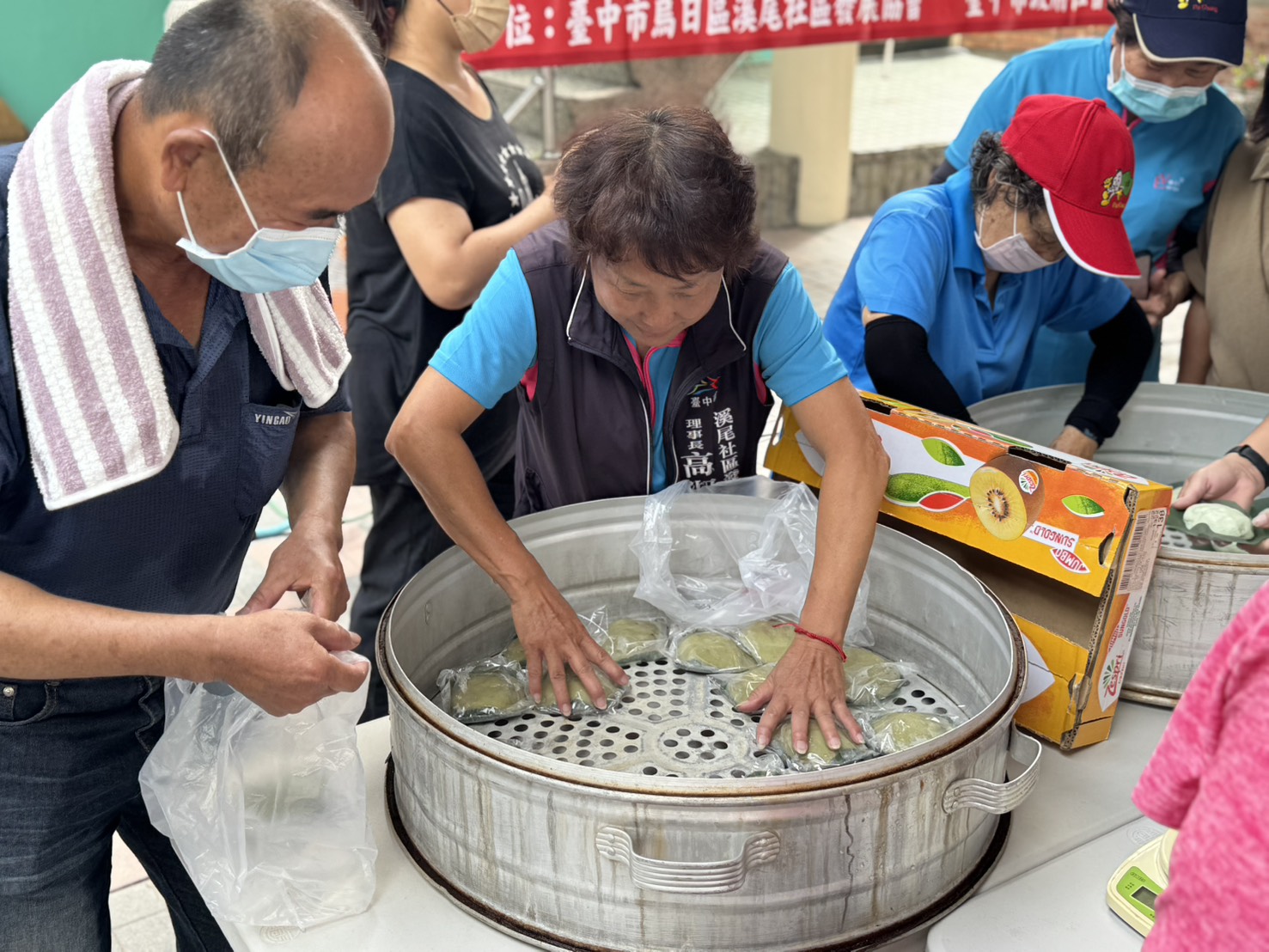 尾社區居民體驗社區美食節製作過程.jpg