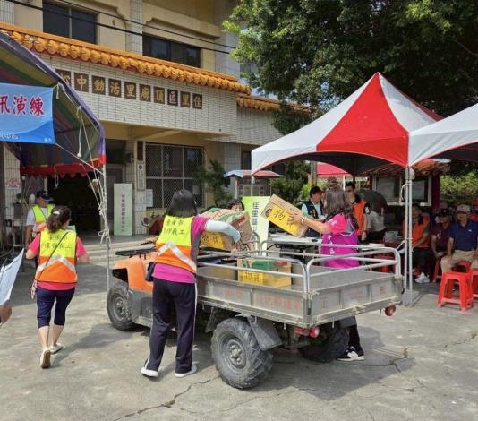 佳里區公所因應汛期到來，舉辦一一五年台南市佳里區延平社區聯合防汛演練，志工協助幫運物資。