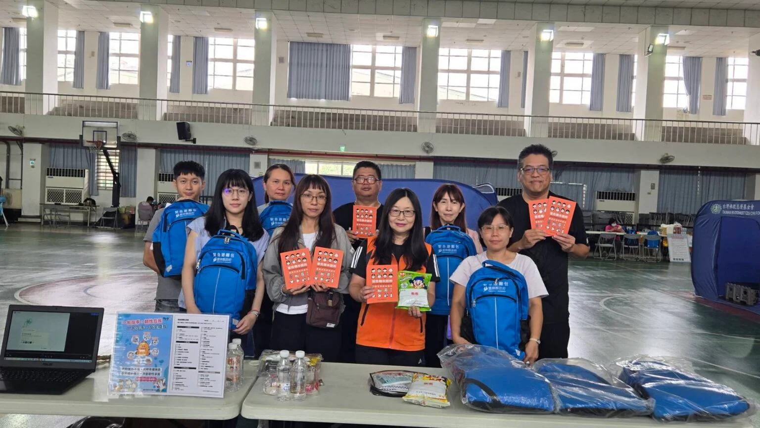 虎尾鎮公所社會課同仁配合於雲林縣二零二六城鎮韌性全民防衛動員演習宣導小橘書臺灣全民安全指引及緊急避難包。.jpg