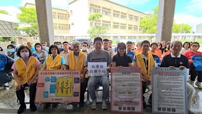 雲林縣2026城鎮韌性全民防衛動員演習，虎尾鎮長林嘉弘於虎尾國小救濟站開設，感謝各校、多社區、紅十字會、慈濟基金會協辦演訓實務。