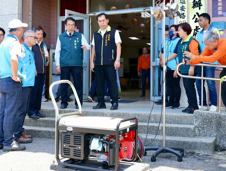 市長黃偉哲前往安塩田活動中心視察防災整備情形。.jpg