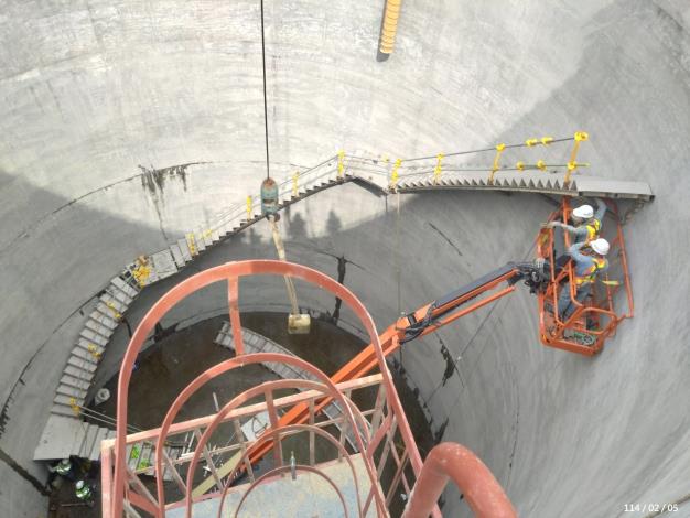 1140205-集水槽不銹鋼旋梯施作 (1)