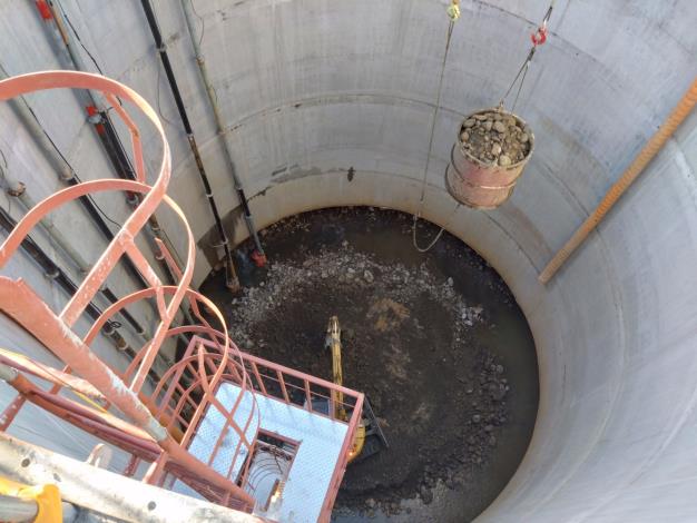 113.11.26-集水槽5昇層沉箱下沉及出土施作-1