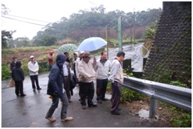 專戶運用小組委員於會後，不畏寒風細雨赴粗坑里訪察「永福路100號旁路側施作護欄工程」。.jpg