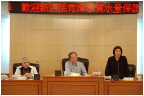 新店區區長王美月表示(圖右一)，水源保育與回饋費應由各區公所支配運用，以利經費執行。(圖右二為專戶運用小組召集人謝政道；圖左一為副召集人王柏勝).jpg