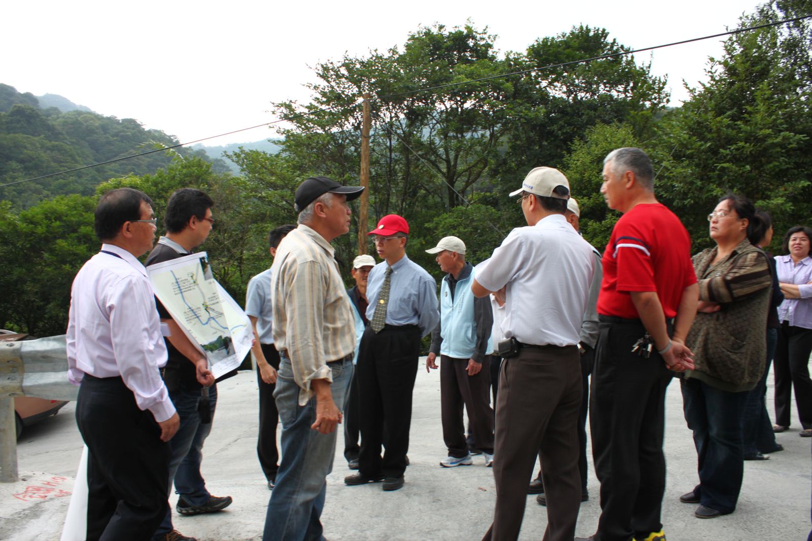 會後，小組委員訪查「灣潭入口駁坎整修工程」。.jpg