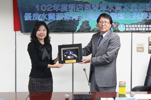 葉昭玉總經理代表受獎.jpg