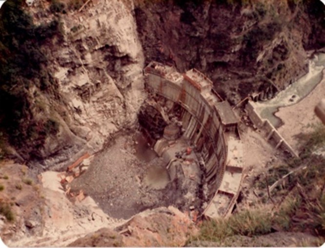 排洪隧道位於庫區的進水口(左圖)