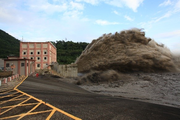 排砂隧道排砂情形(拍攝於民國102年8月潭美颱風)