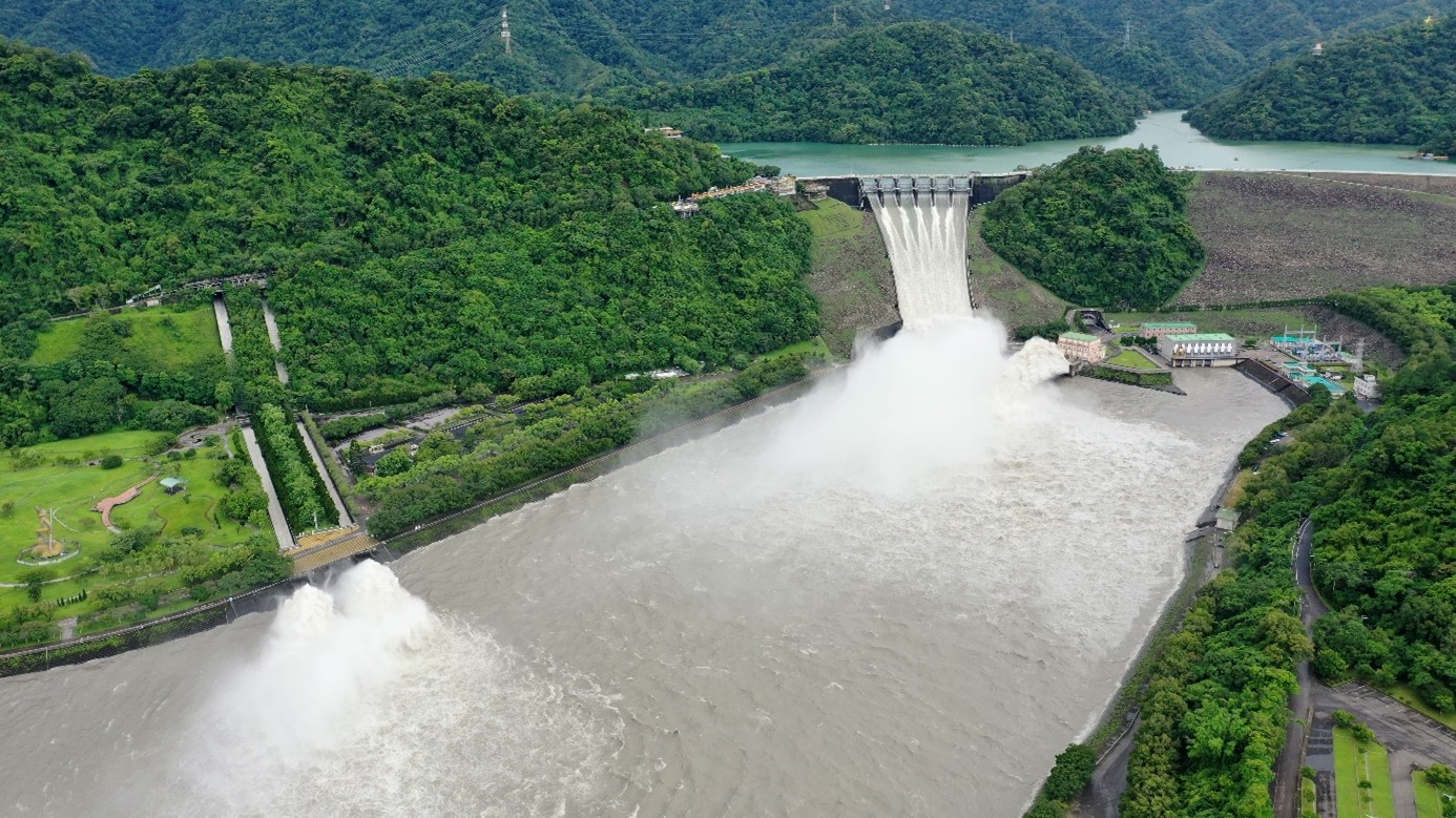 排洪道及溢洪道排洪景象(拍攝於民國110年7月煙花颱風)