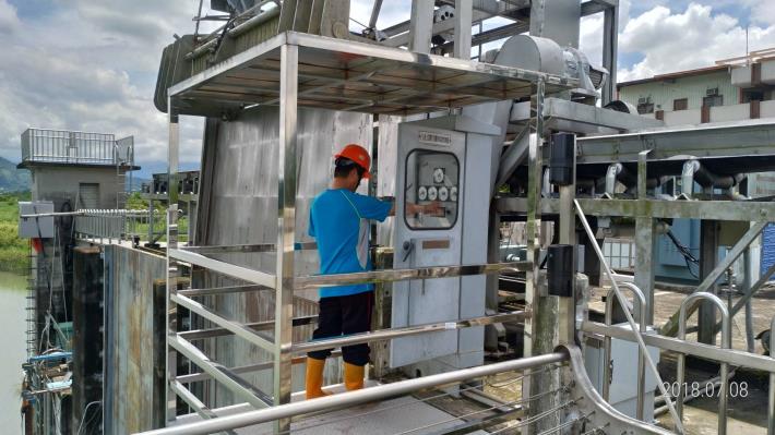 檢查測試石岡壩耙污機運轉情形