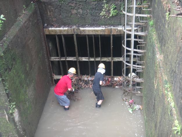清理集集堰大排攔污柵