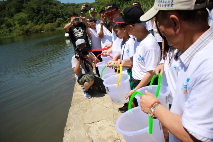 貴賓啟動魚苗放流
