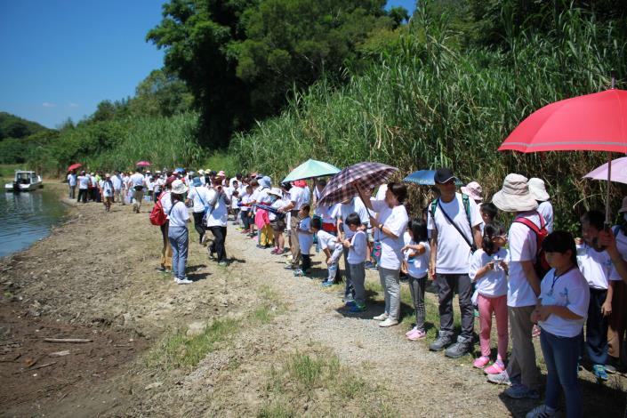 參加民眾與學童進行魚苗放流