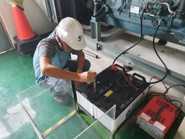 湖山水庫閘閥室發電機電瓶液檢查