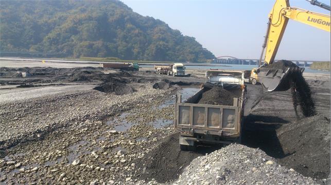 集集攔河堰清淤作業