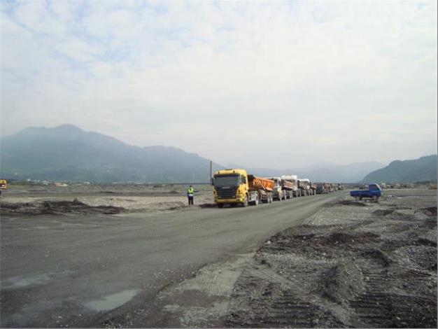 集集攔河堰砂石車進場載運