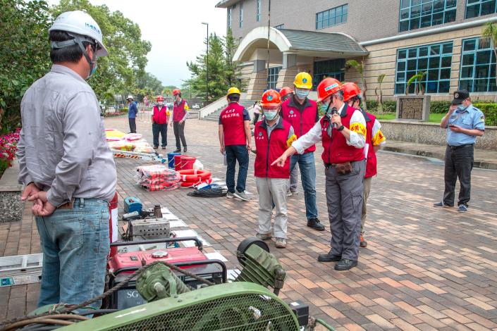 局長校閱集集堰整備器材2