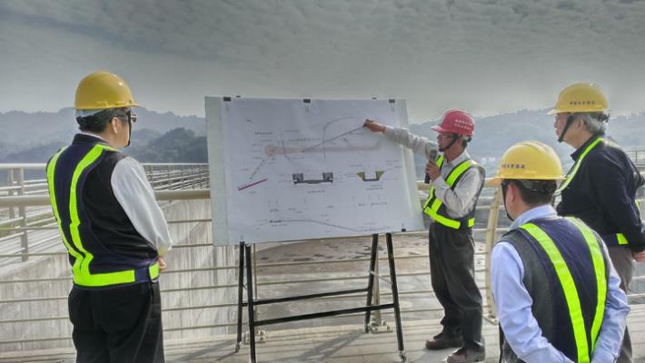 曾主任現地說明溢洪道工程內容