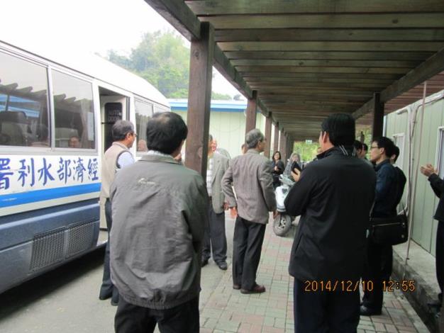 臨離開前相互寒喧道珍重