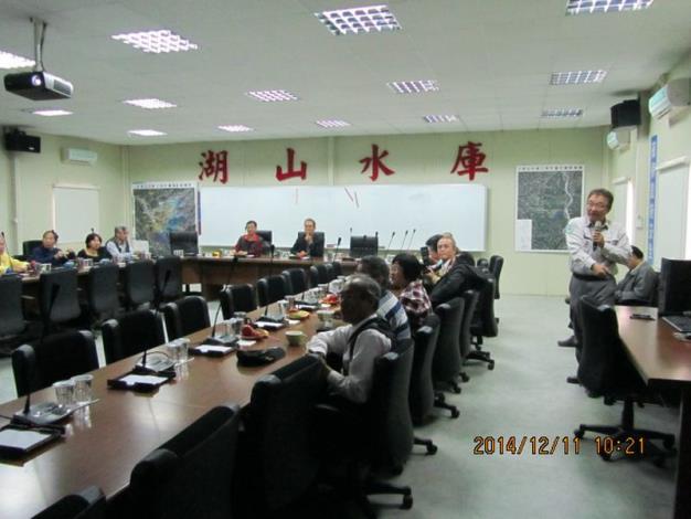 劉主任簡報解說五四三二一的湖山水庫