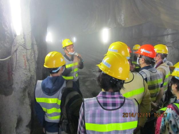 進入引水路隧道內實地觀摩