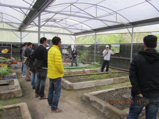生態顧問於溫室解說兩種特稀有植物