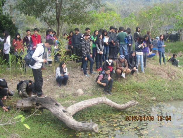 生態顧問於植物保存區解說人工溼地