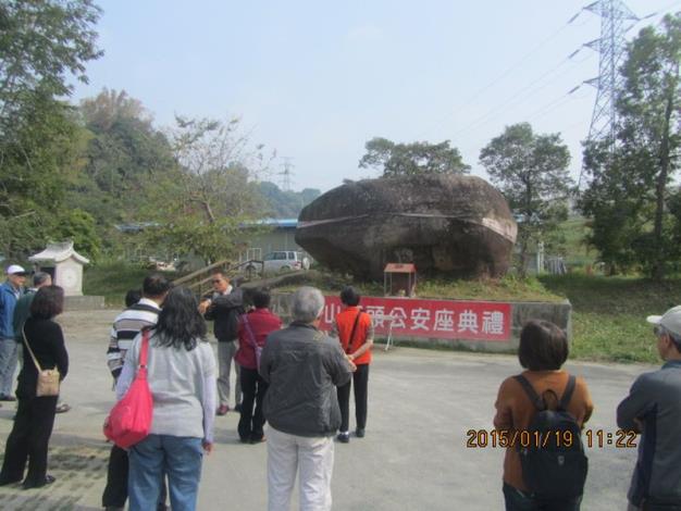 三公園區解說石頭公的由來及搬運過程