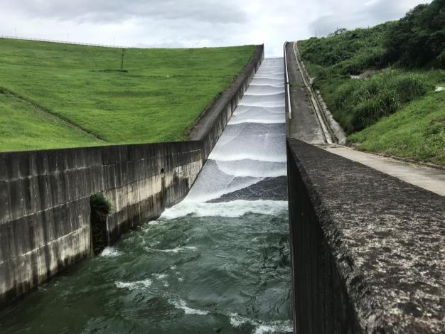 溢洪道陡槽段及靜水消能池